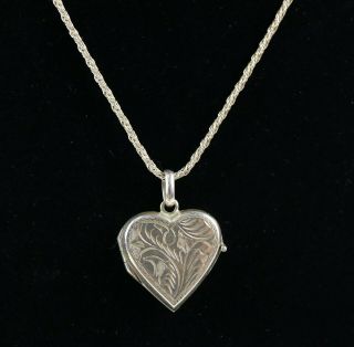 Vintage.  925 Sterling Silver Etched Floral Heart Locket Pendant Necklace 7.  7g