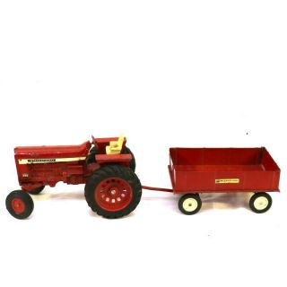 Vintage Farmall International 856 Tractor & Wagon 1:16 Scale