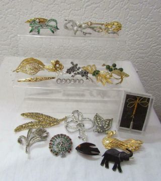 22 Vintage & later Brooches Including Signed Capri,  Marcasite 5