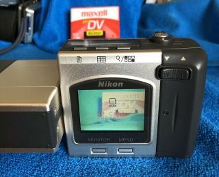 Vintage Nikon COOLPIX 900 1.  2MP Digital Camera - Silver Batteries 6