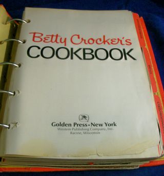 Vintage 1976 BETTY CROCKER COOKBOOK PIE COVER 5 RING BINDER RECIPES 3