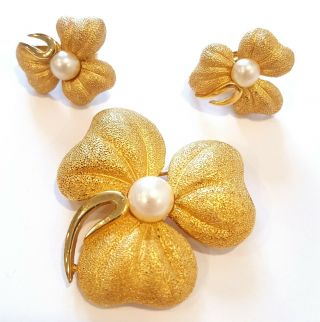Vtg Trifari Crown Signed Gold Tone Faux Pearl Flower Shaped Brooch Pin Earrings