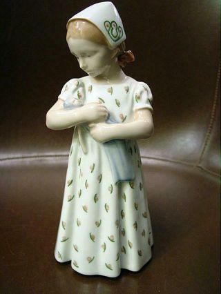 Adorable Vintage Bing & Grondahl Mary W/ Doll Figure 1721 Denmark