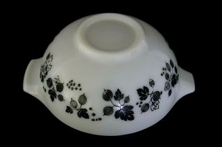 Vintage Pyrex Gooseberry Black On White Cinderella Mixing Bowl 443 2 1/2 Quart