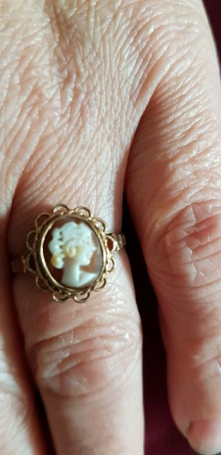 Vintage 9ct Solid Gold & Cameo Set Ladies Ring
