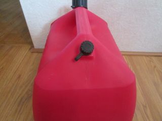 Vintage Rubbermaid 5 Gallon Vented Gas Can Model 1251 2