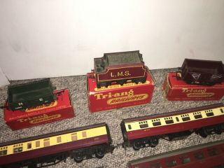 VINTAGE TRIANG HORNBY OO GAUGE ELECTRIC LOCO R52 0 - 6 - 0 BOXED,  WAGONS & COACHES 3