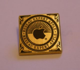 APPLE computer APPLE EXPERT TEAM RESEAU EXPERT vintage pin badge Mac Macintosh 2