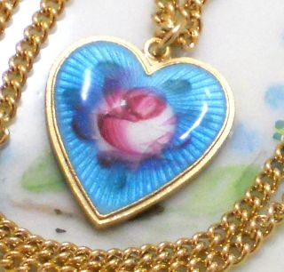1457 Vintage Sarah Coventry Signed Necklace Guilloche Enamel Heart Charm Blue