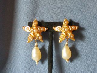 Vintage Oscar De La Renta Gold - Tone Metal Faux Pearl Dangle Clip Earrings