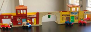 Vintage Fisher Price Family Play Village W Stop Light 997