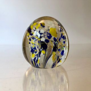 Vintage Mcm (1970s) Art Glass Paperweight Blue White Yellow Flowers 2 1/2 " Tall