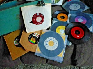 VINTAGE DOUBLE SIDED HEAVY DUTY 45 RPM RECORD & ACCESSORY CASE W/45 ' s & MORE 7