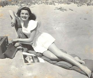 Young Gene Tierney Vintage Sexy Leggy Dbw Swimsuit Cheesecake Pinup Photo