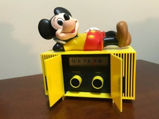 Vintage Mickey Mouse Transistor Radio A.  M.  Battery Operated - well 4