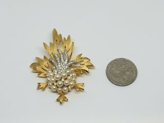 Vintage Crown Trifari Faux Pearl Rhinestone Gold tone Brooch Pin 2