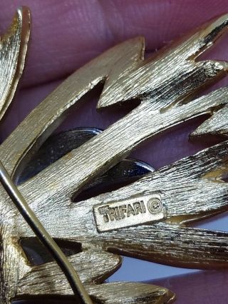 Vintage Crown Trifari Faux Pearl Rhinestone Gold tone Brooch Pin 8