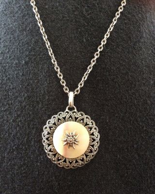 Vintage Gorgeous Edelweiss Flower Set On A Mother - Of - Pearl Pendant Necklace