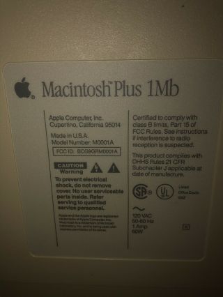 Vintage Apple Macintosh M0001A All - In - One Computer 68000.  and boots 2