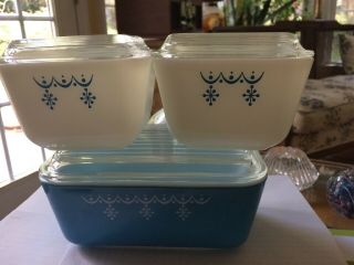 3 Vintage Pyrex Snowflake Blue Refrigerator Dishes & Lids 1 1/2 C.  And 1 1/2 Pt.