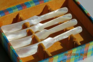 Mother Of Pearl Vintage Set 4 Butter/jam Spreaders In Silk Shantung Box