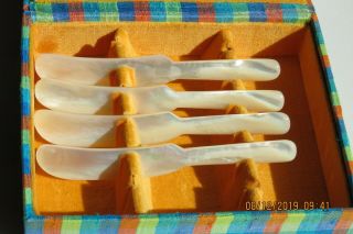 MOTHER OF PEARL Vintage SET 4 BUTTER/JAM SPREADERS IN SILK SHANTUNG BOX 2