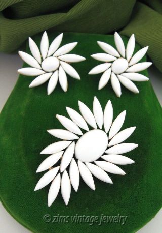 Vintage Crown Trifari White Lucite Flower Floral Gold Pin Brooch Earrings Set