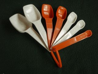Vintage Set Of 7 Tupperware Measuring Spoons White W/ Blue Speckles And Orange