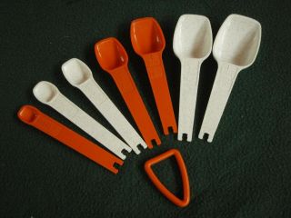 Vintage Set of 7 Tupperware Measuring Spoons White w/ Blue Speckles and Orange 2