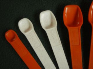 Vintage Set of 7 Tupperware Measuring Spoons White w/ Blue Speckles and Orange 3