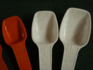 Vintage Set of 7 Tupperware Measuring Spoons White w/ Blue Speckles and Orange 4