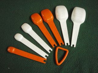 Vintage Set of 7 Tupperware Measuring Spoons White w/ Blue Speckles and Orange 5