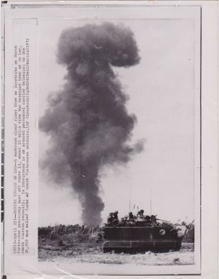 Koichiro Morita: Airstrike On North Vietnamese Classic Vintage 1972 Press Photo
