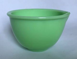 Vintage Mckee Jadeite Mixing Bowl With Spout 4 - 1/4 " Tall And 6 - 1/2 " Diameter