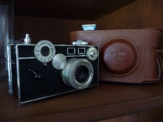 Vintage Argus C3 35mm Camera W/ Leather Case.