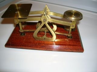 VINTAGE BRASS POSTAL SCALE 3 BRASS WEIGHTS WOOD BASE MOUNTED MADE IN ENGLAND 3