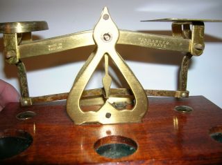 VINTAGE BRASS POSTAL SCALE 3 BRASS WEIGHTS WOOD BASE MOUNTED MADE IN ENGLAND 4