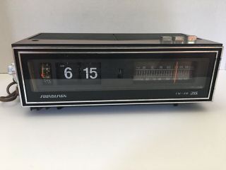 Soundesign Vintage Am - Fm Flip Clock Radio Model 3480 Perfect