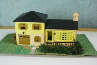 Vintage Ho Scale Plasticville Two Story House Building /lawn & Shrubs