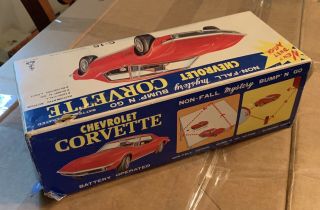 Vintage tin battery operated Taiyo bump n go corvette stingray 7