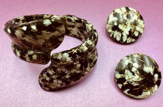 1950’s Vintage Black White Gold Confetti Lucite Clamper Bracelet & Earrings Set