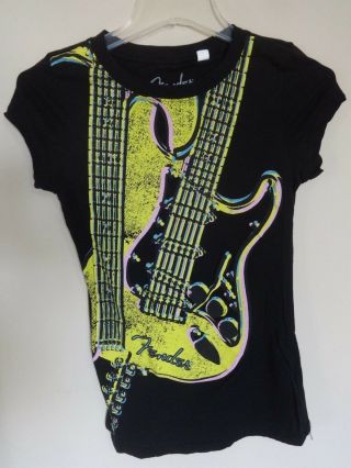 Vintage Fender Guitar Graphic Printed T - Shirt Women Medium Official Merchandise
