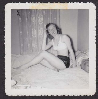 Woman Sexy Pinup Pose Bed Legs Underwear Bra Old/vintage Photo Snapshot - J138