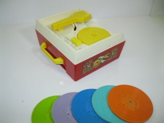 VINTAGE 1971 FISHER PRICE MUSIC BOX RECORD PLAYER WITH ALL 5 RECORDS 2