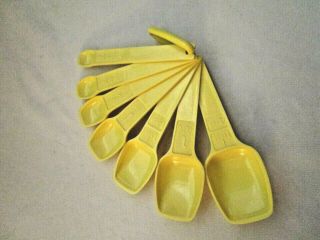 7 Vintage Tupperware Nesting Measuring Spoons W/ Ring Holder - Yellow