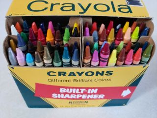 Vtg 80s Big Box 64 Crayola Crayons w/ Built in Sharpener Binney & Smith USA 1985 3