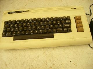 vintage Commodore VIC - 20 Personal computer,  Powers on & 6