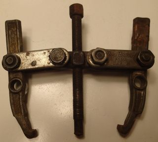 Vintage Britain 2 Jaw Puller P136a