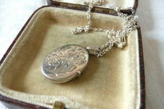 Vintage Jewellery Silver Etched/engraved Locket Pendant Necklace