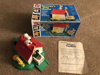 Vtg Retro 70s Romper Room Hasbro Peanuts Snoopy Woodstock Dog House Toy Play Set